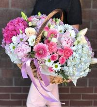 Цветочная композиция из Розы, Хризантемы, Пионы и Лизиантусы в корзине в Гору-Подол